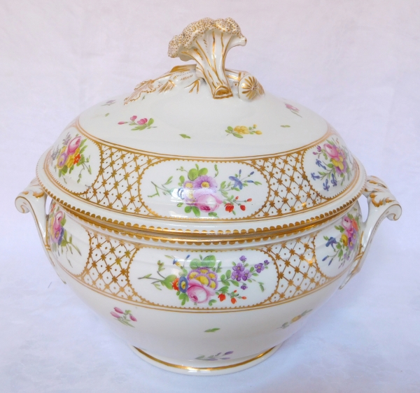 Manufacture de la Reine : soupière pot à oille en porcelaine polychrome et or, époque Louis XVI