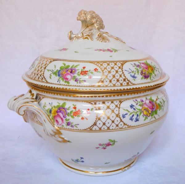 Manufacture de la Reine : soupière pot à oille en porcelaine polychrome et or, époque Louis XVI
