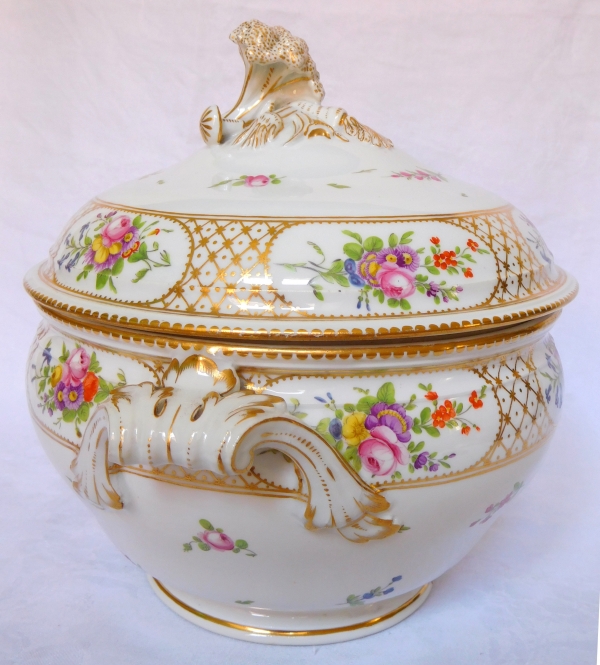 Manufacture de la Reine : soupière pot à oille en porcelaine polychrome et or, époque Louis XVI