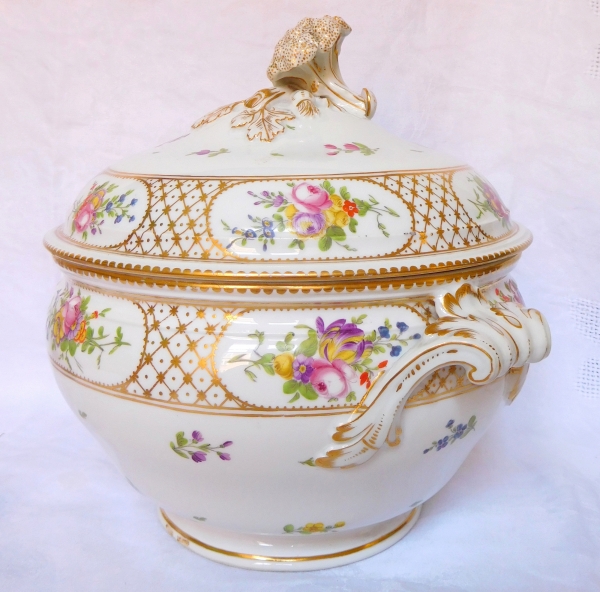 Manufacture de la Reine : soupière pot à oille en porcelaine polychrome et or, époque Louis XVI