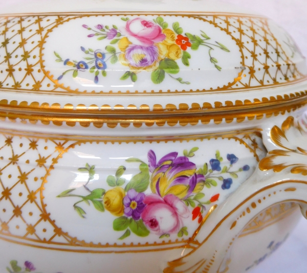 Manufacture de la Reine : soupière pot à oille en porcelaine polychrome et or, époque Louis XVI