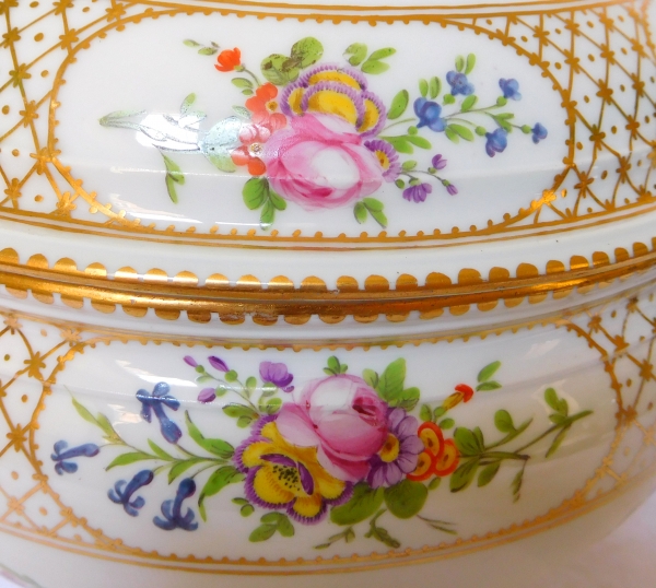 Manufacture de la Reine : soupière pot à oille en porcelaine polychrome et or, époque Louis XVI