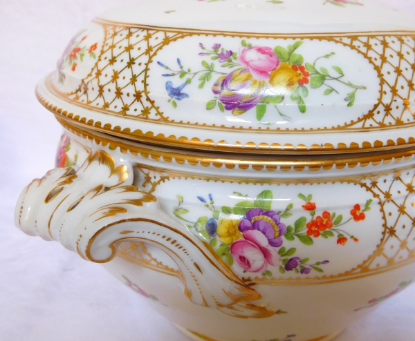 Polychrome gilt porcelain tureen - Manufacture de la Reine, Louis XVI period, 18th century