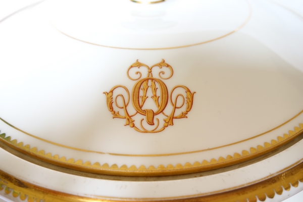 Porcelaine de Sèvres S58 (année 1858) : grande soupière rehaussée à l'or fin, signée, époque XIXe