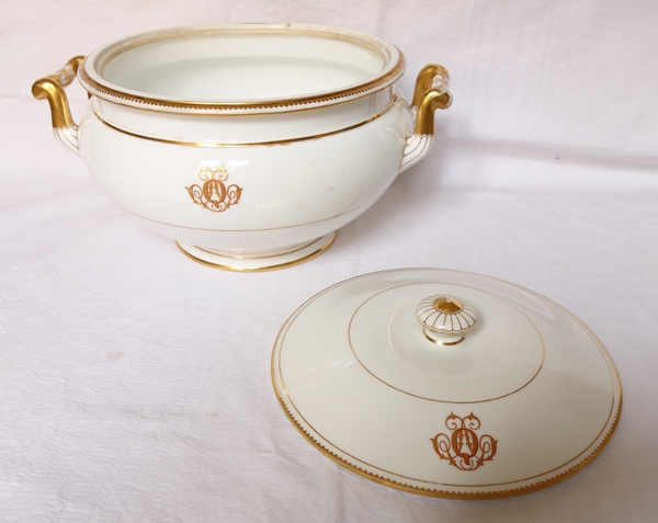 Porcelaine de Sèvres S58 (année 1858) : grande soupière rehaussée à l'or fin, signée, époque XIXe