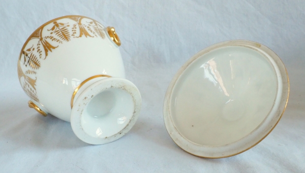Sucrier bonbonnière d'époque Empire en porcelaine blanche et or attribué à Locré