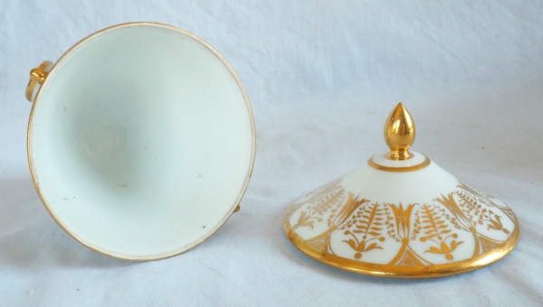 Sucrier bonbonnière d'époque Empire en porcelaine blanche et or attribué à Locré