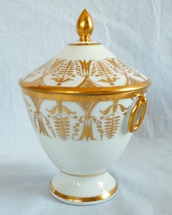 Sucrier bonbonnière d'époque Empire en porcelaine blanche et or attribué à Locré