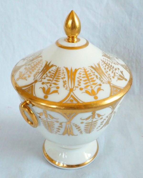 Sucrier bonbonnière d'époque Empire en porcelaine blanche et or attribué à Locré