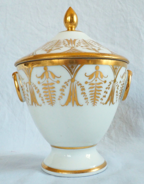 Sucrier bonbonnière d'époque Empire en porcelaine blanche et or attribué à Locré