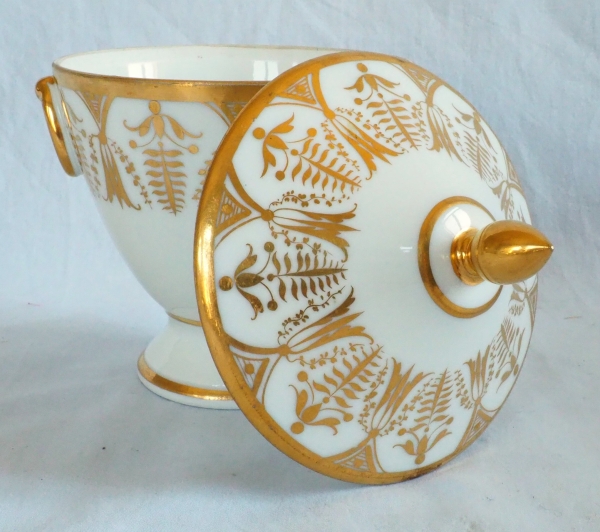 Sucrier bonbonnière d'époque Empire en porcelaine blanche et or attribué à Locré