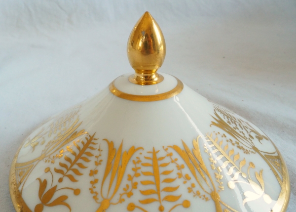 Sucrier bonbonnière d'époque Empire en porcelaine blanche et or attribué à Locré