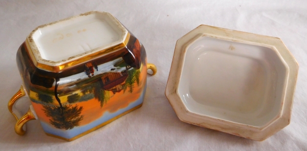 Sucrier ou bonbonnière à paysage tournant en porcelaine de Paris, vers 1830