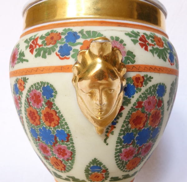 Paris porcelain sugar pot enhanced with fine gold, 19th century circa 1830