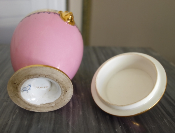 Manufacture Royale de Sèvres 1821 : sucrier en porcelaine à décor égyptien
