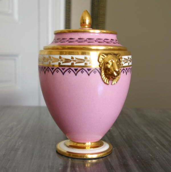 Manufacture Royale de Sèvres 1821 : sucrier en porcelaine à décor égyptien