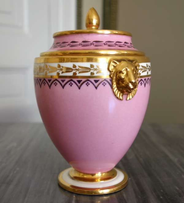 Manufacture Royale de Sèvres 1821 : sucrier en porcelaine à décor égyptien