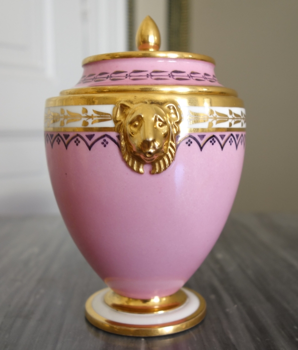Manufacture Royale de Sèvres 1821 : sucrier en porcelaine à décor égyptien