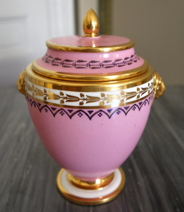 Manufacture Royale de Sèvres 1821 : sucrier en porcelaine à décor égyptien