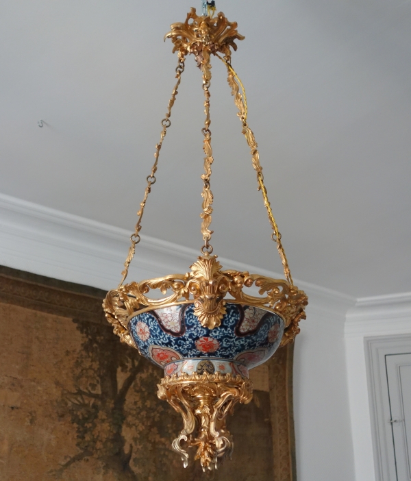 Suspension lustre en porcelaine Imari et bronze doré - chateau de Verteuil / de La Rochefoucauld