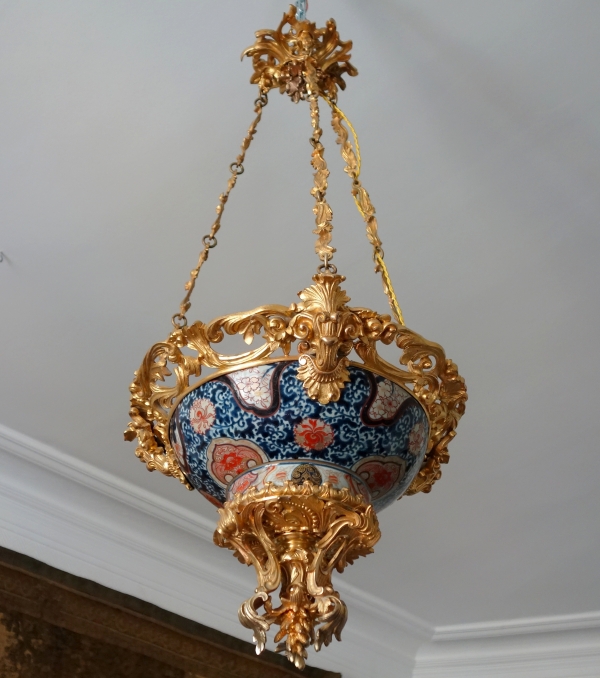 Suspension lustre en porcelaine Imari et bronze doré - chateau de Verteuil / de La Rochefoucauld