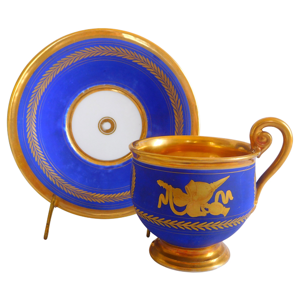 Tasse à café en porcelaine de Paris bleue et dorée, époque Empire - Restauration XIXe siècle