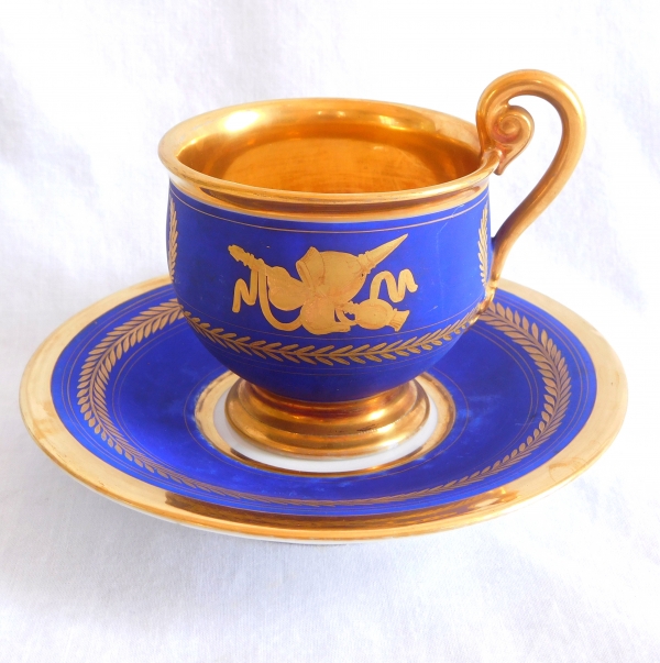 Tasse à café en porcelaine de Paris bleue et dorée, époque Empire - Restauration XIXe siècle