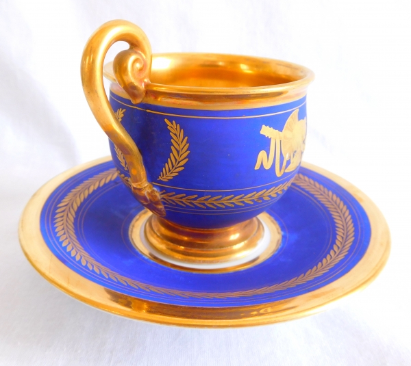 Tasse à café en porcelaine de Paris bleue et dorée, époque Empire - Restauration XIXe siècle