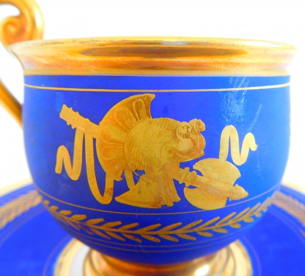 Tasse à café en porcelaine de Paris bleue et dorée, époque Empire - Restauration XIXe siècle