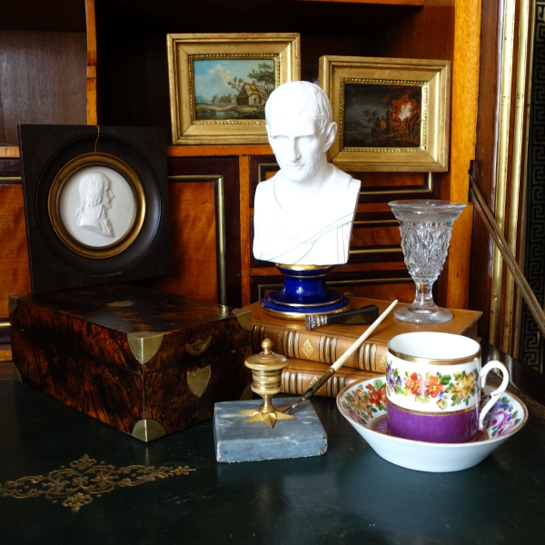 Tasse à café litron en porcelaine polychrome et dorée, porcelaine de Paris vers 1820