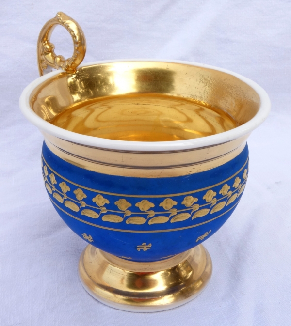 Grande tasse à petit déjeuner en porcelaine de Paris bleue et dorée, époque Restauration XIXe
