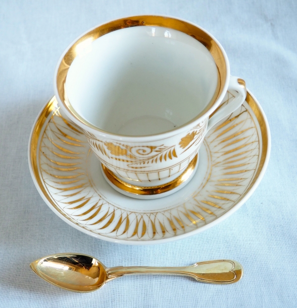 Large Paris porcelain breakfast cup gilt with fine gold, early 19th century