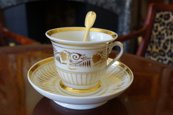 Large Paris porcelain breakfast cup gilt with fine gold, early 19th century