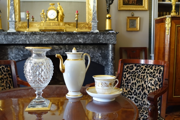 Large Paris porcelain breakfast cup gilt with fine gold, early 19th century