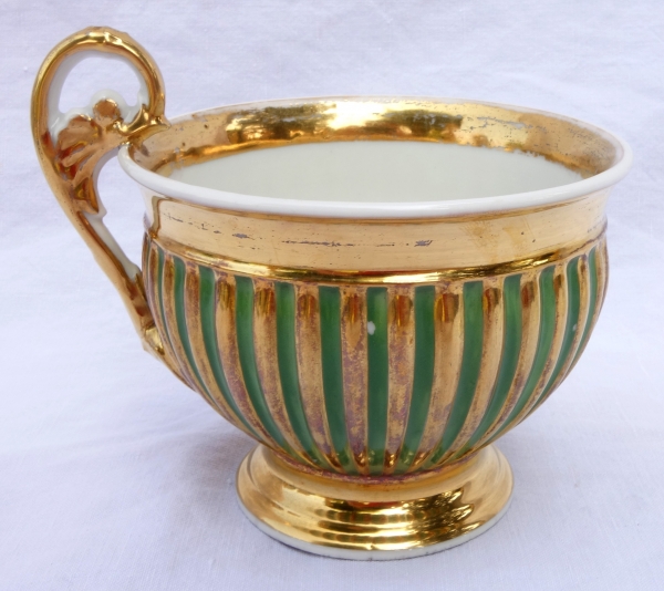 Grande tasse à petit déjeuner en porcelaine de Paris verte dorée, époque Restauration XIXe siècle