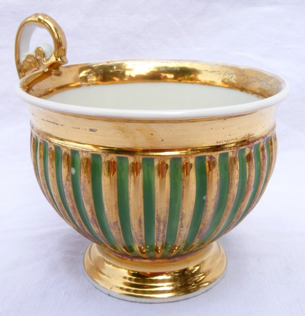 Grande tasse à petit déjeuner en porcelaine de Paris verte dorée, époque Restauration XIXe siècle
