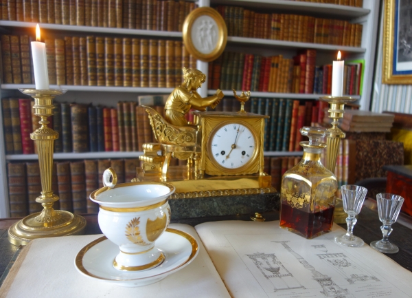 Grande tasse à petit-déjeuner / à chocolat en porcelaine de Paris dorée, époque Empire