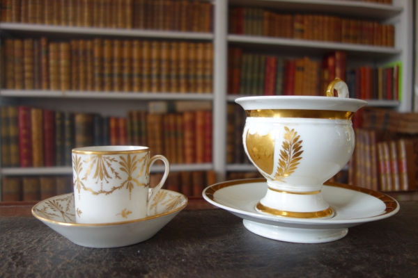 Grande tasse à petit-déjeuner / à chocolat en porcelaine de Paris dorée, époque Empire