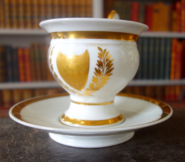 Grande tasse à petit-déjeuner / à chocolat en porcelaine de Paris dorée, époque Empire