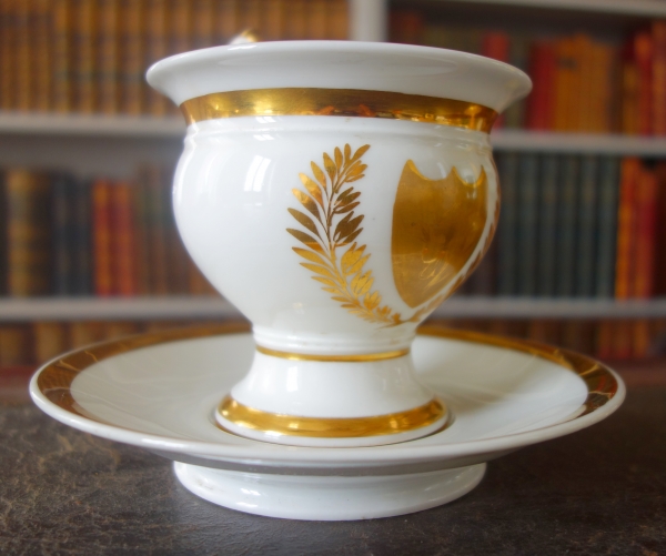 Grande tasse à petit-déjeuner / à chocolat en porcelaine de Paris dorée, époque Empire