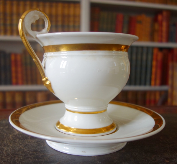 Grande tasse à petit-déjeuner / à chocolat en porcelaine de Paris dorée, époque Empire