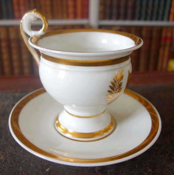 Grande tasse à petit-déjeuner / à chocolat en porcelaine de Paris dorée, époque Empire