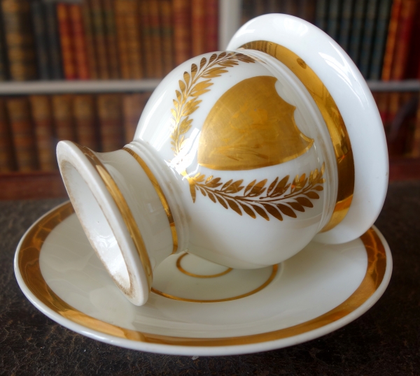 Grande tasse à petit-déjeuner / à chocolat en porcelaine de Paris dorée, époque Empire