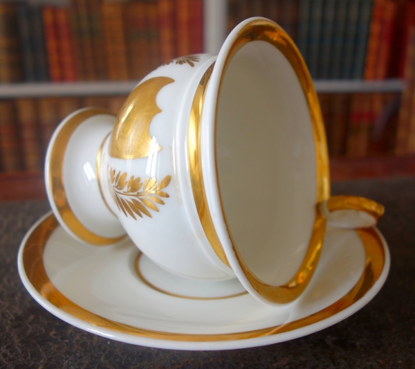 Grande tasse à petit-déjeuner / à chocolat en porcelaine de Paris dorée, époque Empire