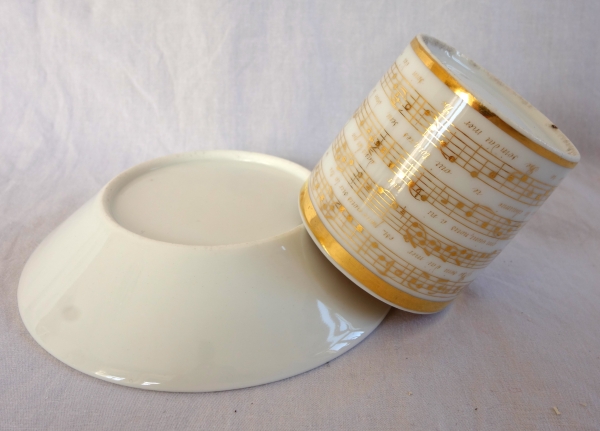 Tasse musicale d'époque Empire en porcelaine de Paris blanche et or - début XIXe siècle