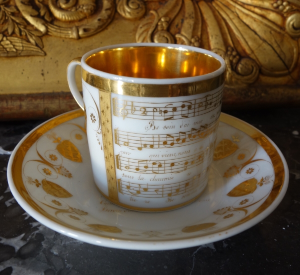 Tasse musicale d'époque Empire en porcelaine de Paris blanche et or - début XIXe siècle