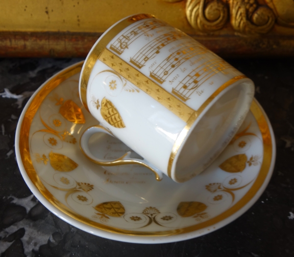 Tasse musicale d'époque Empire en porcelaine de Paris blanche et or - début XIXe siècle