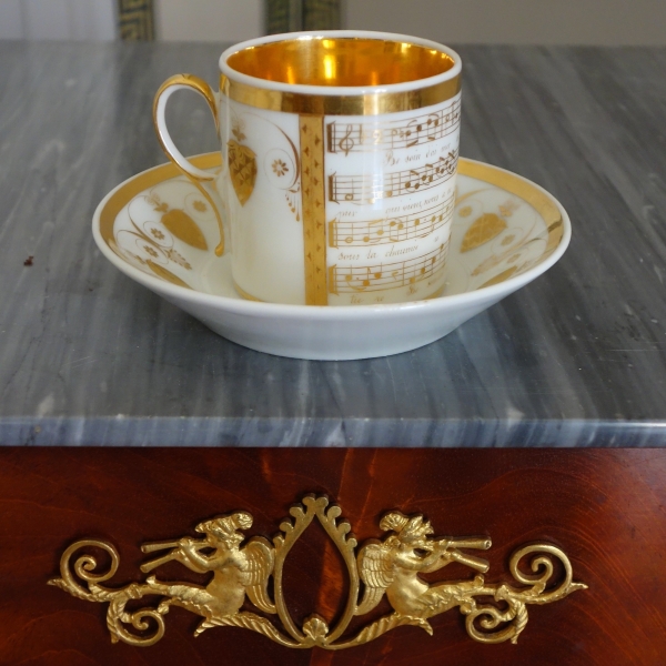 Tasse musicale d'époque Empire en porcelaine de Paris blanche et or - début XIXe siècle
