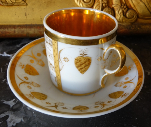 Tasse musicale d'époque Empire en porcelaine de Paris blanche et or - début XIXe siècle