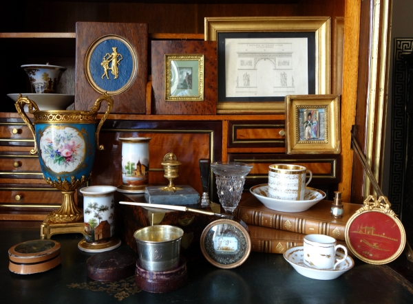 Tasse musicale d'époque Empire en porcelaine de Paris blanche et or - début XIXe siècle